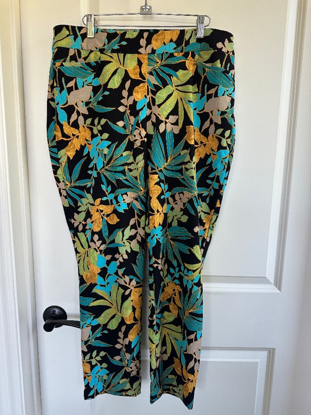 Chico's Black Floral Crop Pant NWOT Chico's Size 2 / US 12